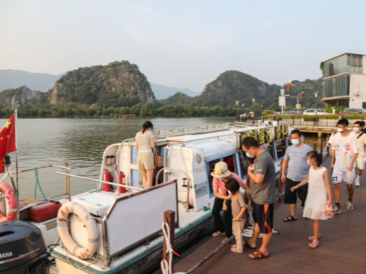 人气“爆棚”！近两万游客假期体验肇庆星湖“水上公交”