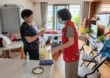 节日里送上问候和祝福，上林社区开展爱老敬老活动