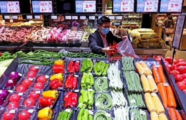10月14日，市民在江苏连云港市海州区一家超市选购商品。