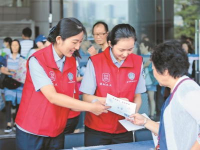 深圳边检志愿者照片摆上“奋进新时代”主题成就展