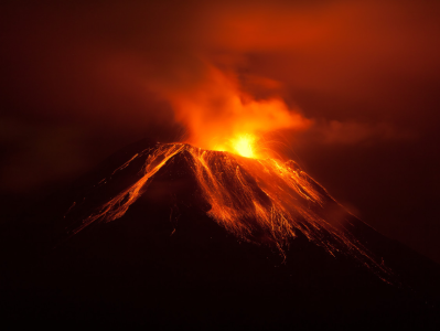 意大利斯特龙博利火山持续喷发