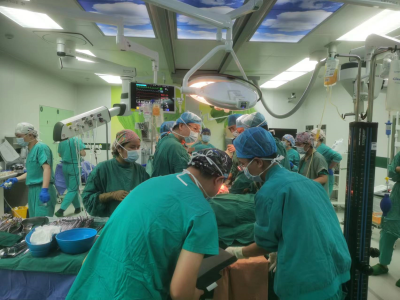 男子意外坠落被钢筋穿身 深圳医院紧急进行生命“接力”救治