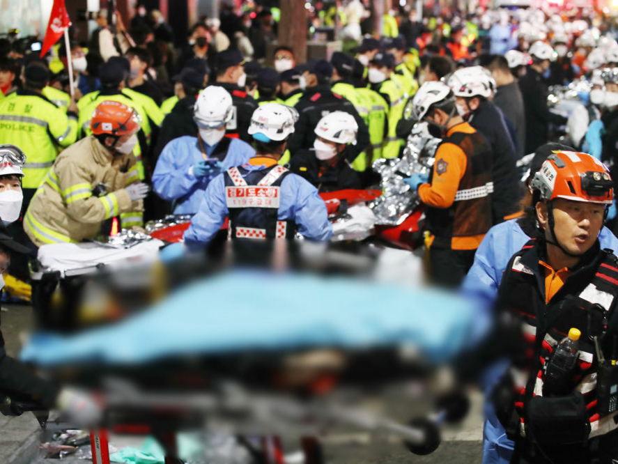 “有人在狭窄的下坡路跌倒，但后面的人潮依旧向前移动”——当事者回忆韩国首尔踩踏事故