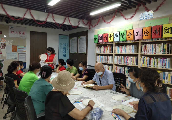 “绘”出多彩重阳！华林社区组织长者开展手工绘制团扇活动