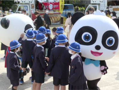 买邮票、挂配饰，日本民众“过节式”庆祝大熊猫到来50周年
