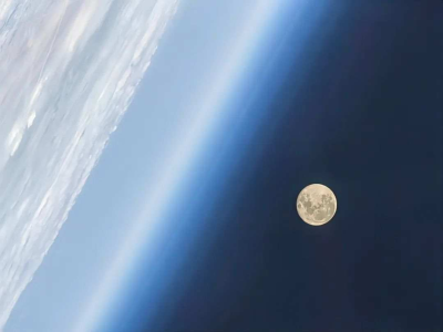 来自太空的国庆礼物 | 陈冬拍摄的地月同框，美极了！