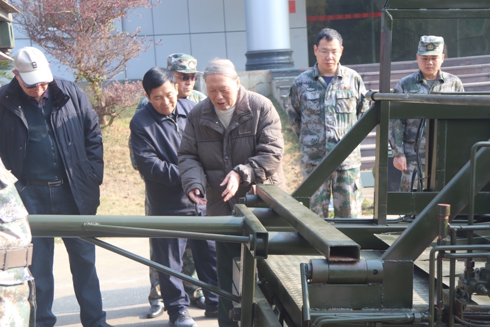 （等见报稿）（国防特报稿）扎根山沟献身国防这个老军人退而不休一生献给军队