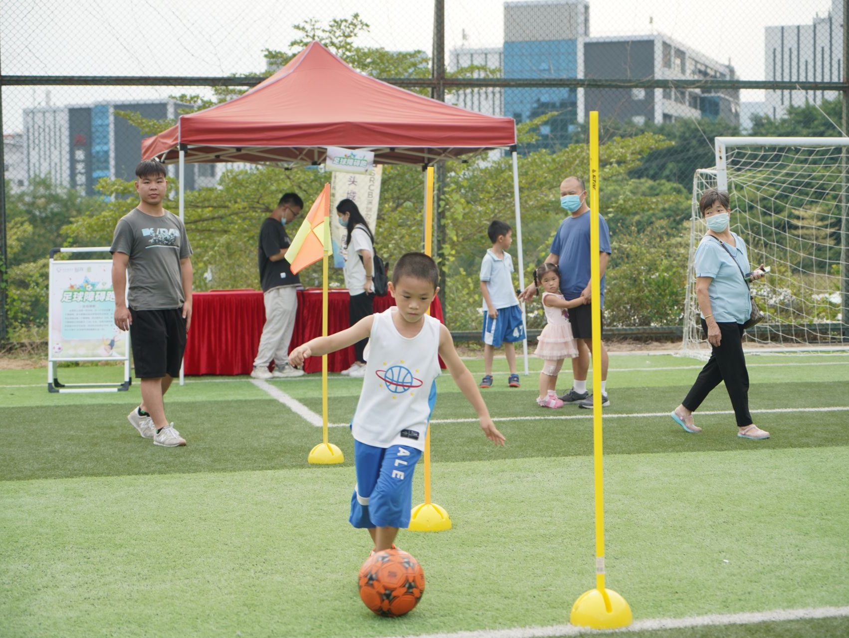 南山区珠光社区举行足球嘉年华活动
