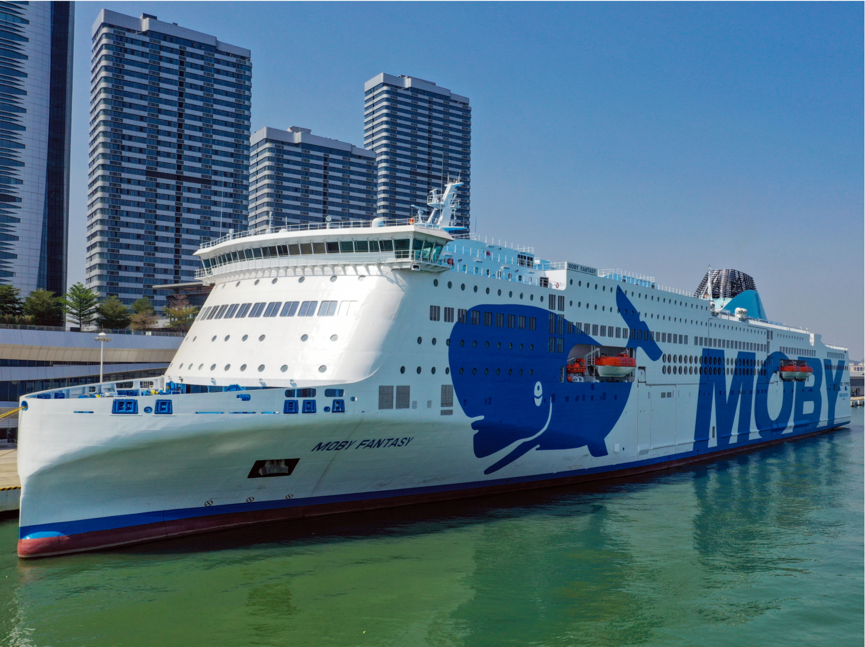 世界最大豪华客滚船停靠广州南沙国际邮轮母港