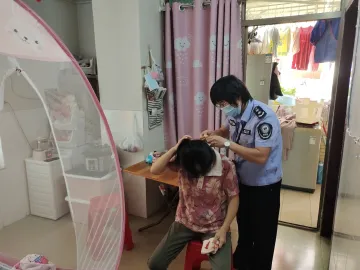 凤凰街道网格员及时上门救助摔倒老人