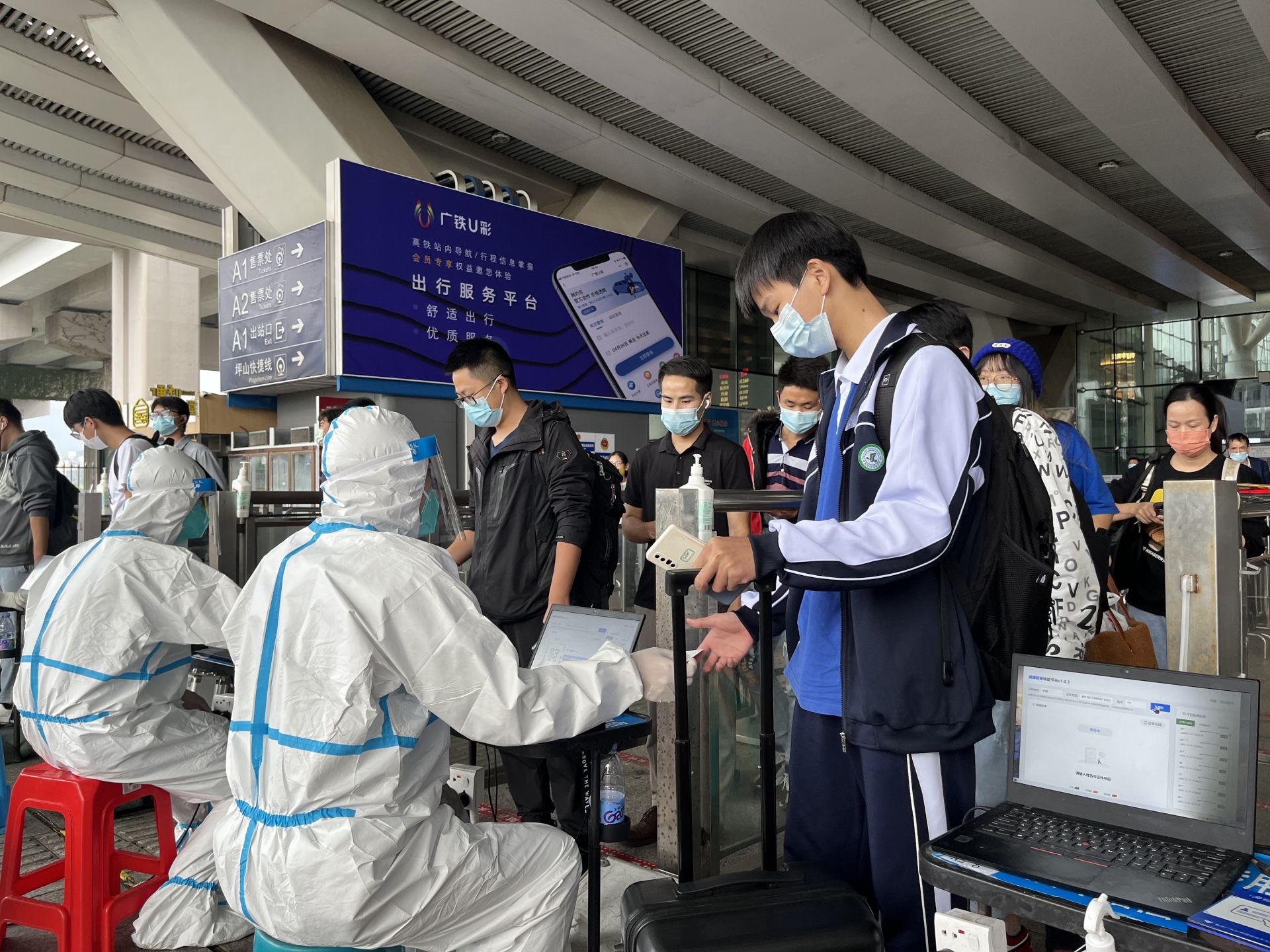 严格落实“落地检”，深圳北站周末客流平稳