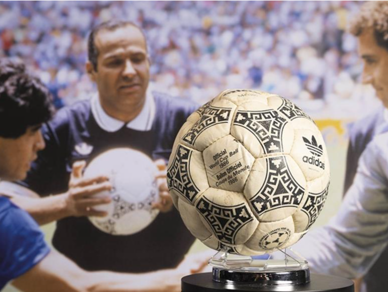 马拉多纳“上帝之手”比赛用球将拍卖，预估价最高达300万英镑