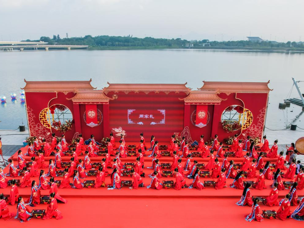 南山区第十五届汉式集体婚礼浪漫举行 50对新人喜结连理