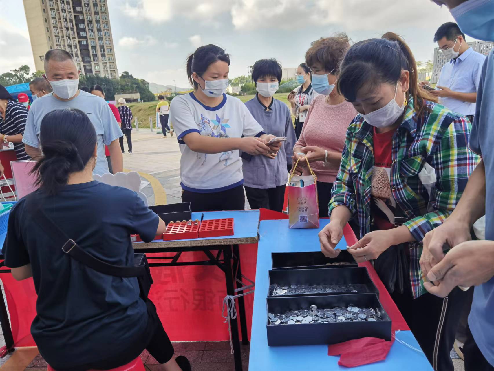 硬币自助换，桂园街道鹿丹村社区党委携手徽商银行罗湖支行积极推广便民现金服务