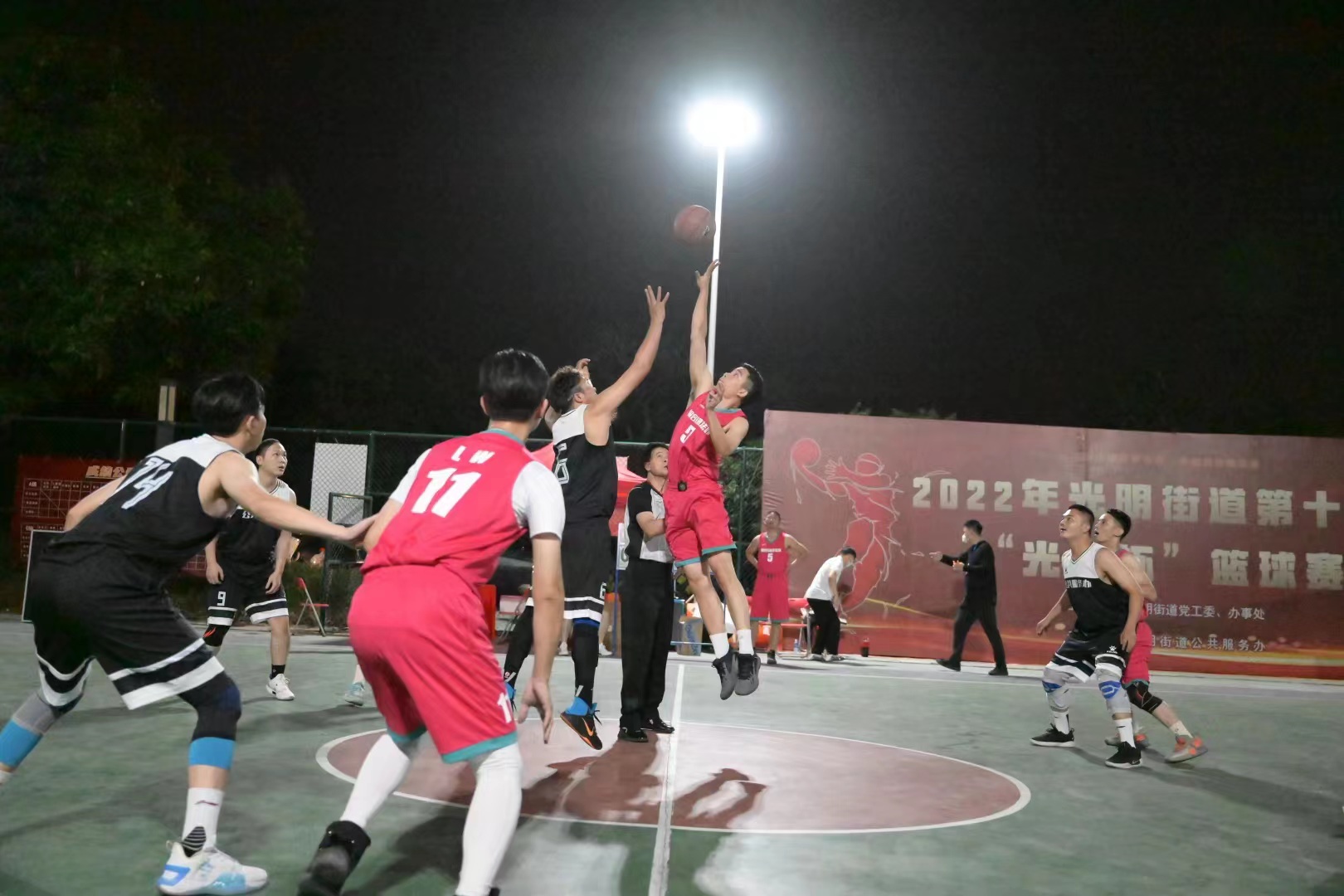 光明街道第十八届“光明杯”篮球赛在迳口社区开幕