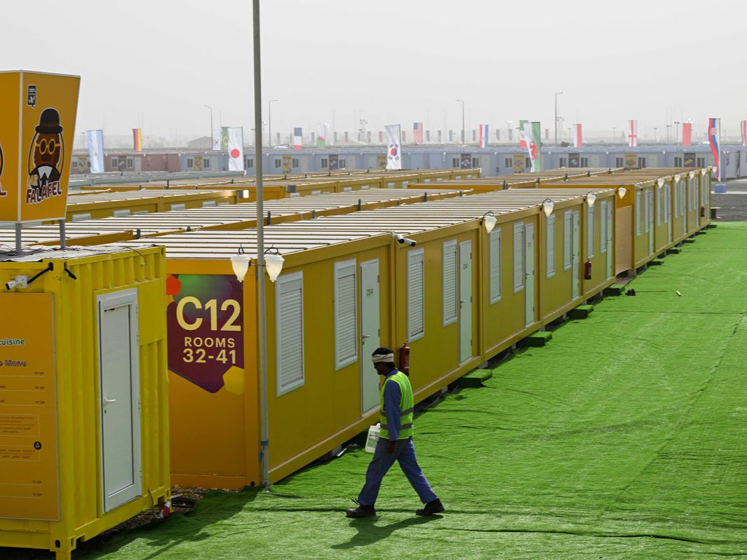 卡塔尔世界杯住宿吃紧：板房邮轮帐篷都用上，还有人住邻国