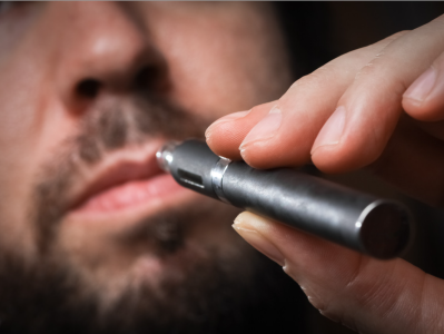 使用后上瘾还会产生肺刺激物，电子烟是传统香烟的安全替代品吗？
