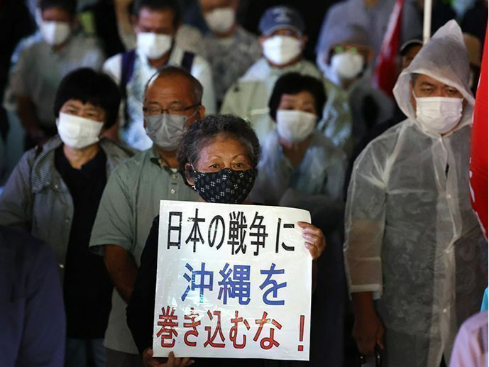 日美10日启动大规模联合军演，民众冒雨抗议：别把冲绳当战场！