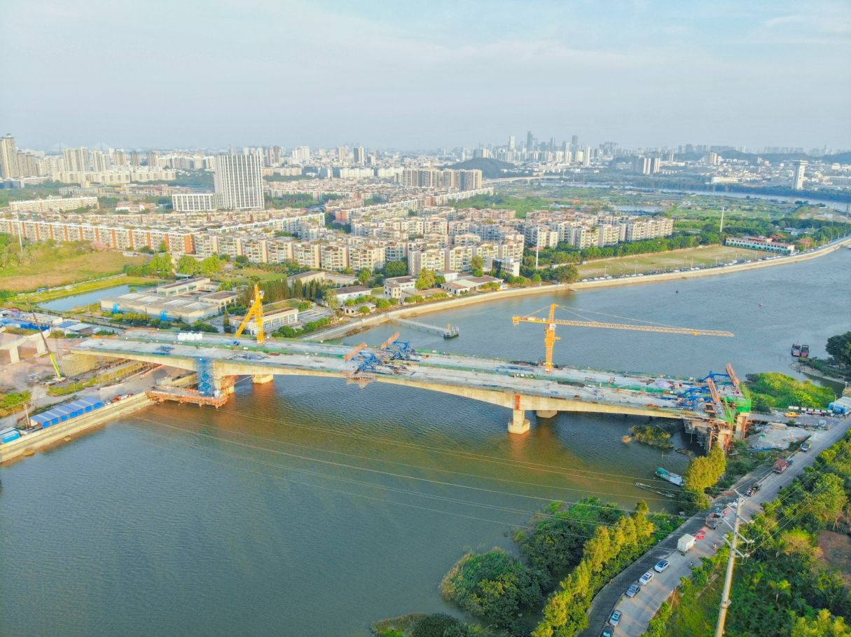 广州南站快速通道南段工程取得新进展，大石水道桥顺利合龙