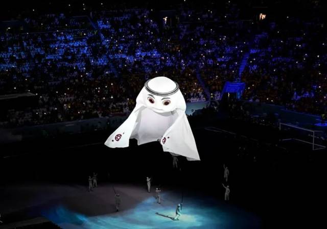11月20日，卡塔尔世界杯吉祥物出现在开幕式上。新华社记者 肖艺九 摄