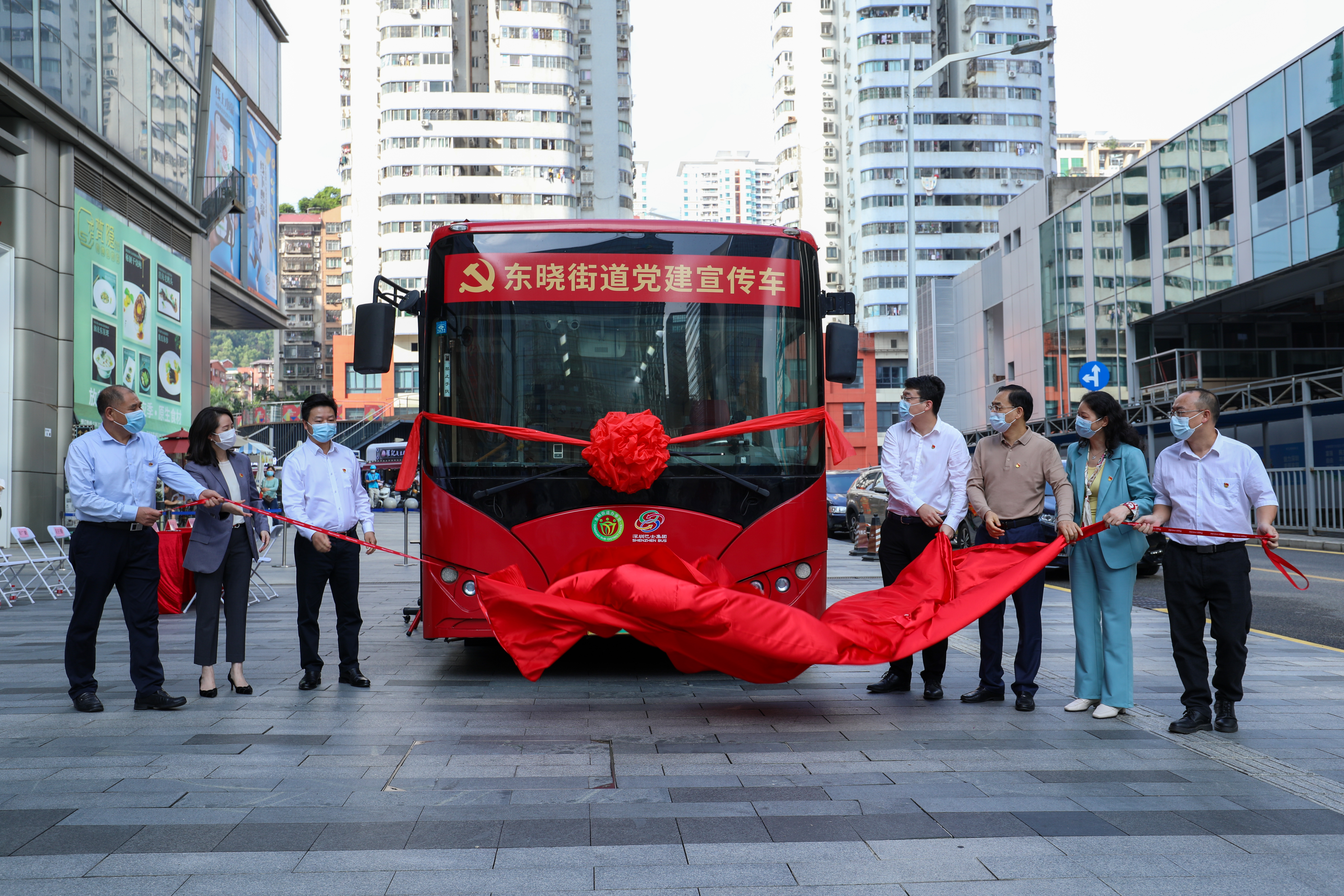 罗湖首台平急两用“红色巴士”亮相！东晓街道创新建设移动党建阵地  