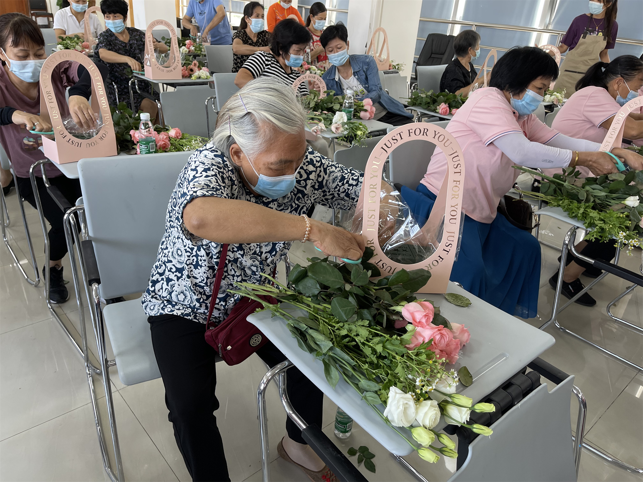 丰富老年人文化生活，石围社区举办花艺培训活动