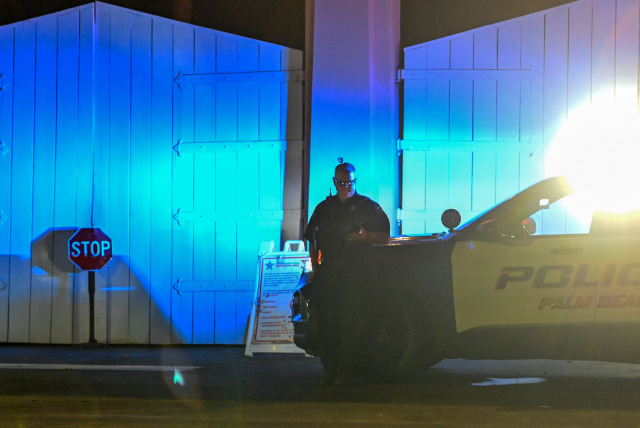8月8日，警车停在美国佛罗里达州棕榈滩的海湖庄园外。新华社/法新