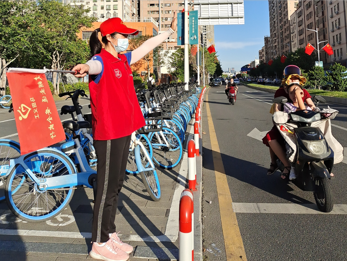 展示巾帼风采,马山头社区志愿者积极参与交通文明劝导