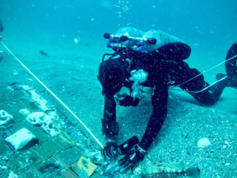 美国在海底发现“挑战者”号最大块残骸