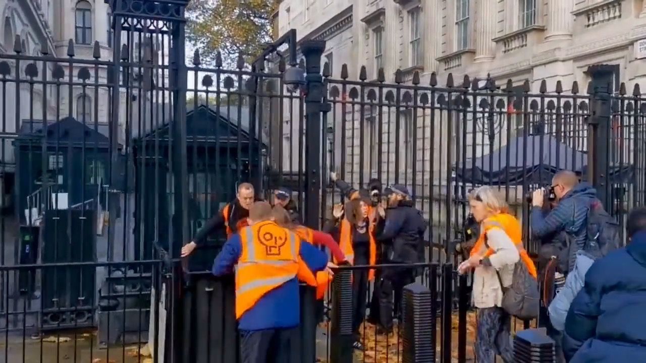 冲击唐宁街！泼完名画，英环保组织又“搞事”