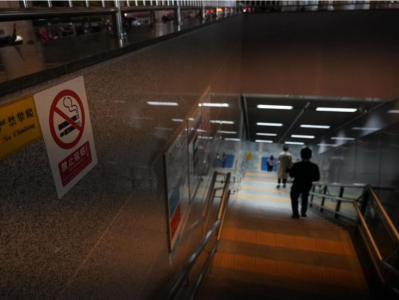 地铁口吸烟收罚单！专家建议室外禁烟区域应增设地面禁烟标志标线