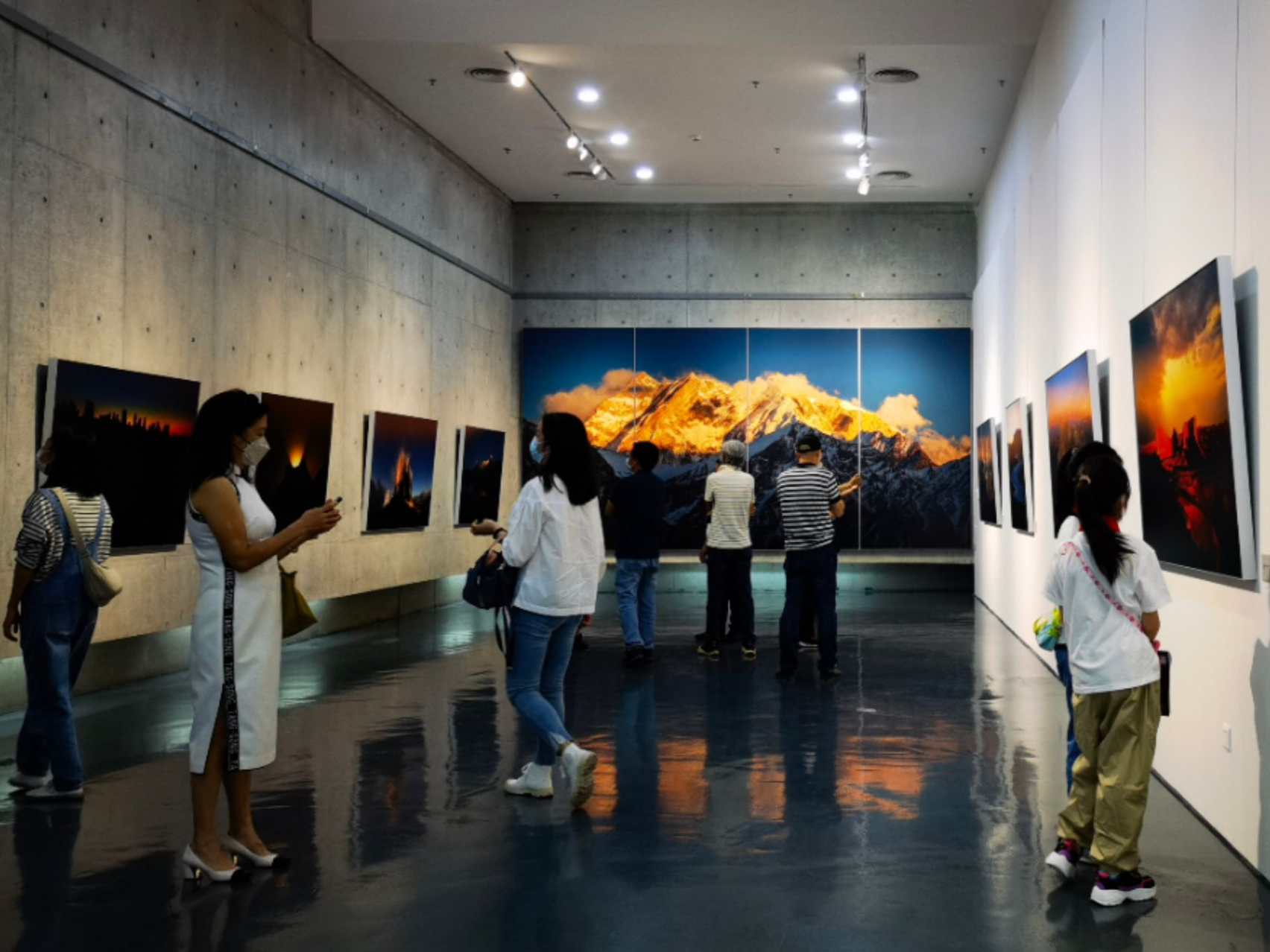 “新山海经——中国摄影金像奖展览”在罗湖美术馆开幕