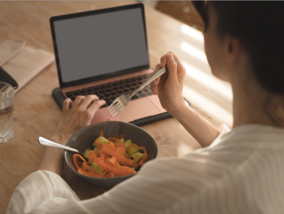 吃饭时刷视频“下饭”，“电子榨菜”成为年轻人佐餐标配 
