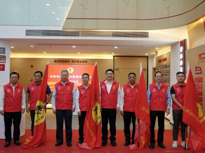 深圳市市场监管局举行农贸市场创文志愿服务队成立暨授旗仪式