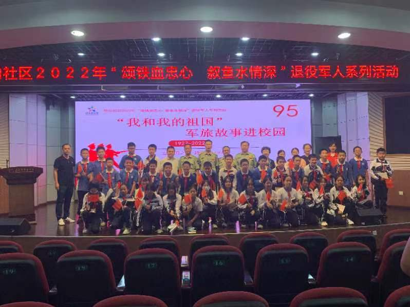 军旅故事进校园，学子“追星”签名忙