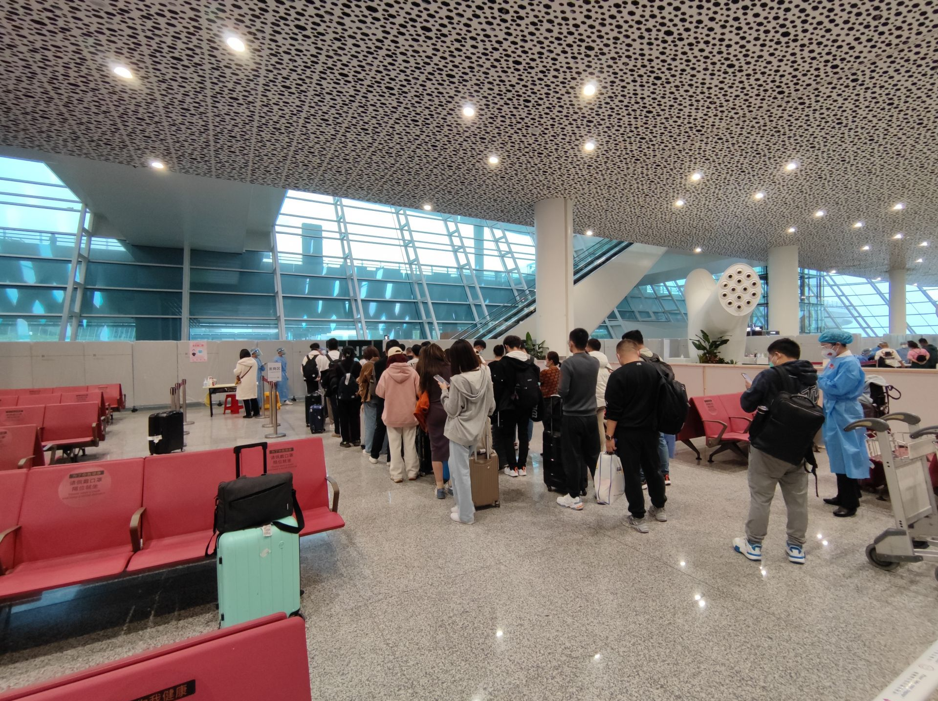 落实防疫优化流程，深圳机场做好抵返深旅客服务