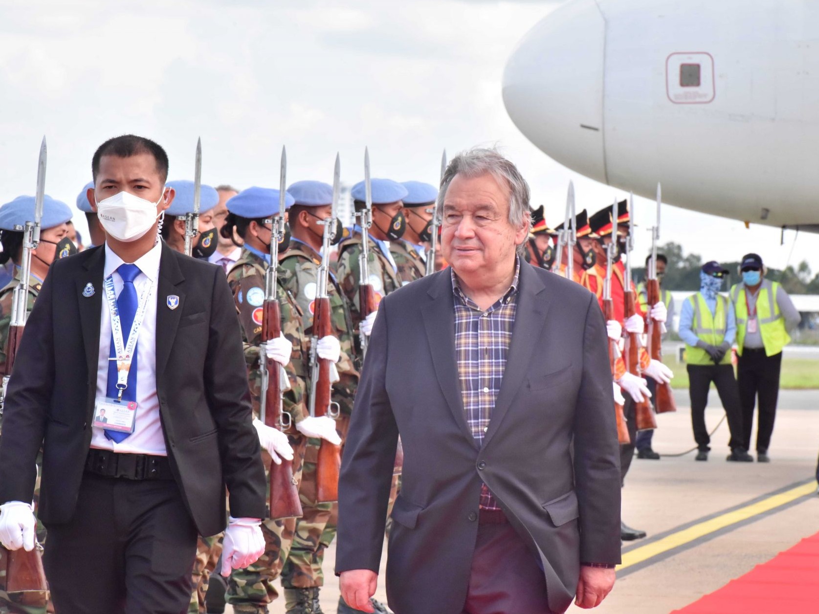 联合国秘书长抵达柬埔寨出席东盟-联合国峰会