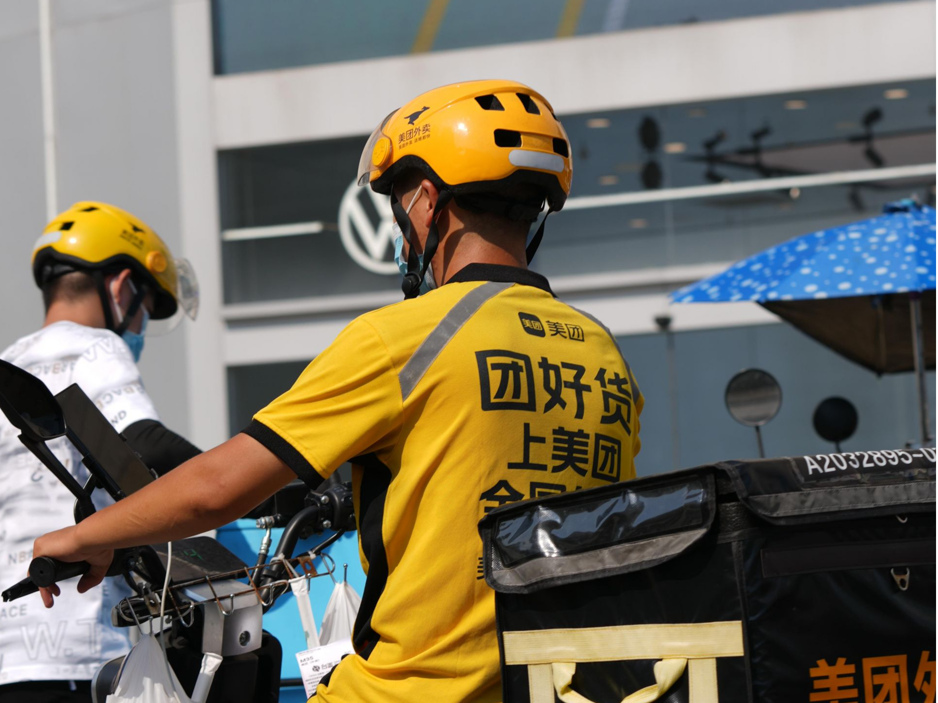 农民日报头版刊文评“最勤劳”外卖员走红：是对奋斗的共鸣