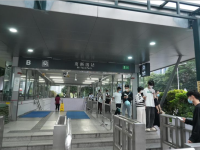 深圳市民地铁口吸烟接连被罚，老烟民“变身”现场控烟志愿者