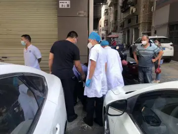 马田街道网格员及时救助晕倒群众就医