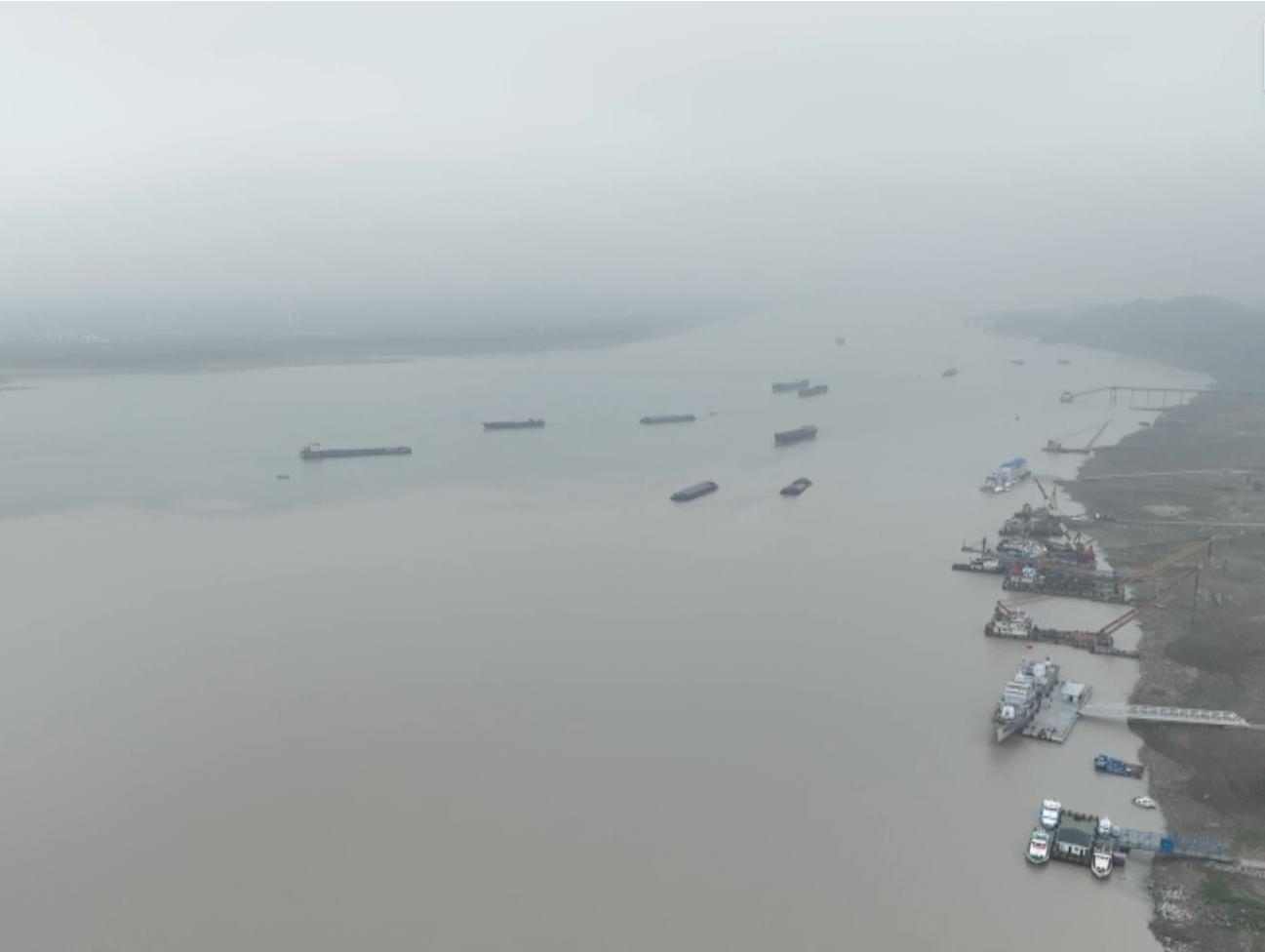 受冷空气南下和人工增雨影响，鄱阳湖水位止跌缓慢回升