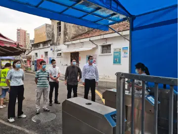 以点带面促提升 凤凰街道“文明创建”点位长行走一线查漏补缺