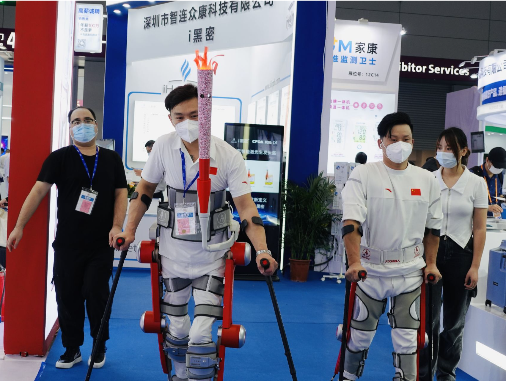 大艾外骨骼机器人亮相深圳CMEF，以创新照亮助残之路