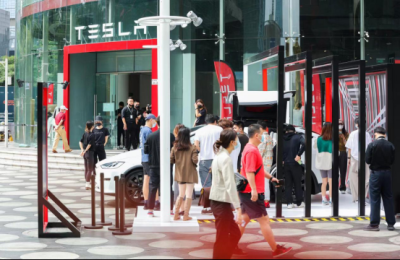 特斯拉Model X Plaid深圳首秀，携Tesla Bot登场