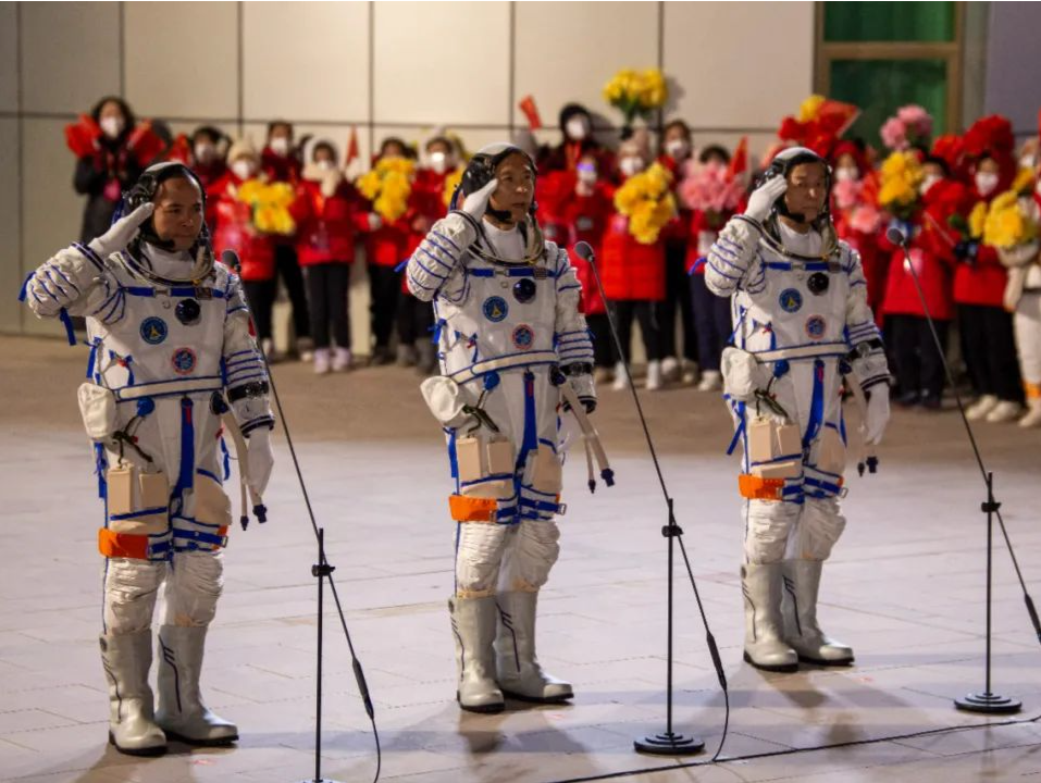 神舟十五号载人飞行任务航天员乘组出征仪式举行