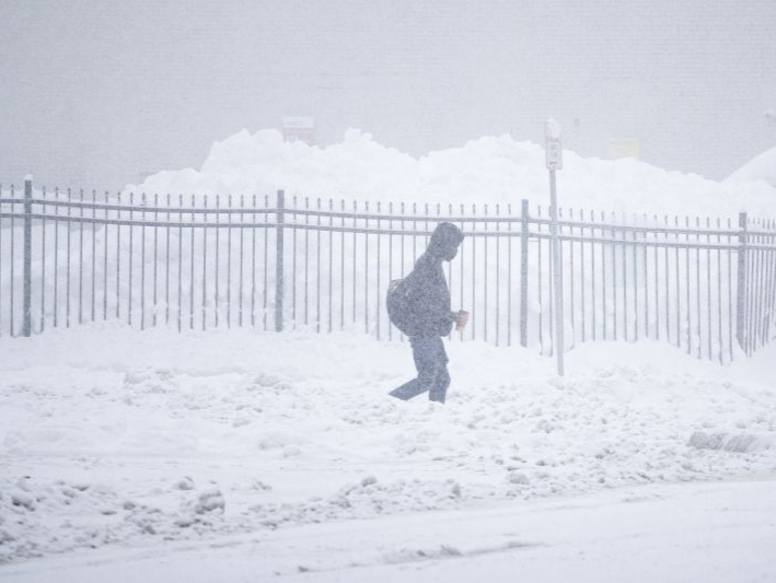 美国纽约州遭遇暴风雪 陆空交通受影响
