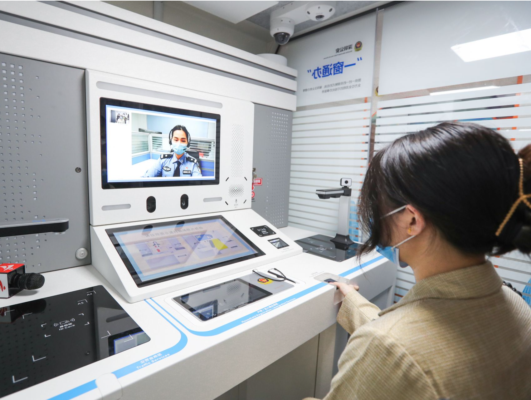 全国首台“智慧警务舱”投入使用，深圳公安政务服务实现“一窗通办”