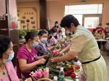 花香中的老年幸福生活！东周社区推出长者插花体验课