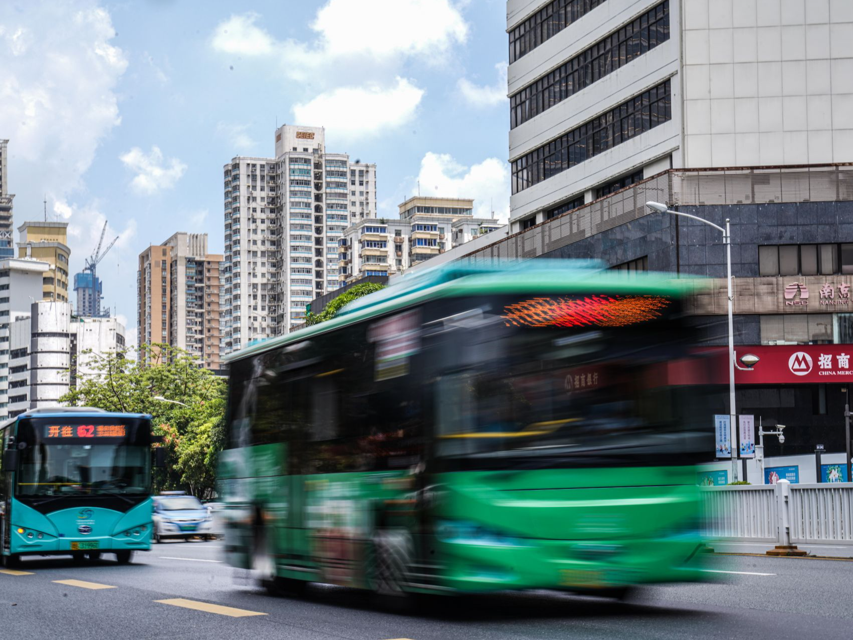 一个月捡到手机35台，深圳巴士集团提醒市民乘车“机不可失”