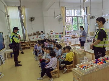 玉塘民警变身交通课老师 面对面传授交通安全知识